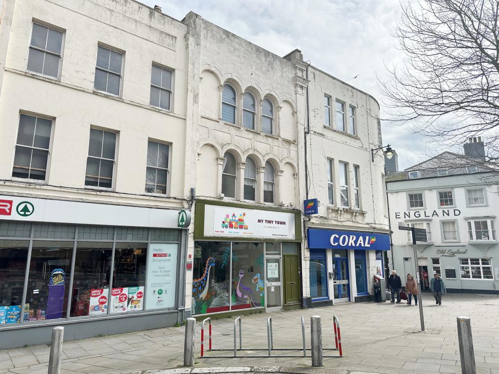 Lot: 17 - FREEHOLD BLOCK INVESTMENT COMPRISING TWO FLATS AND SHOP - External of terraced freehold block